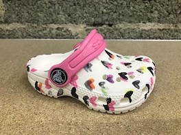 CROCS CLASSIC HEART PRINT CLOG<br>