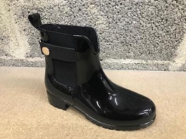 TOMMY HILFIGER ANKLE RAINBOOT WITH METAL DETAIL<br>